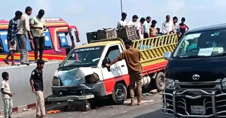 সড়ক দুর্ঘটনায়